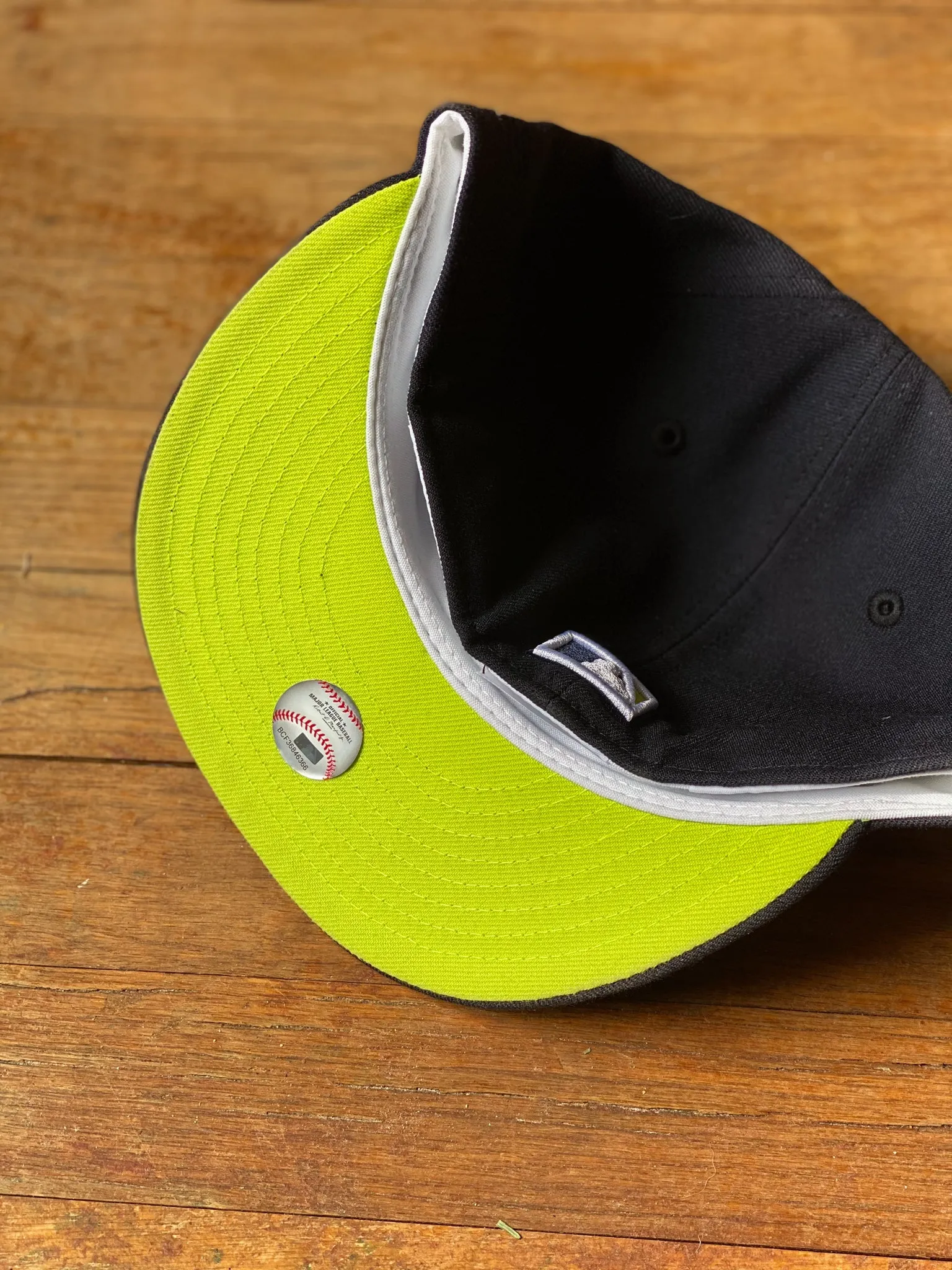 1982 MILWAUKEE BREWERS NAVY FITTED W/ KIWI UNDER VISOR