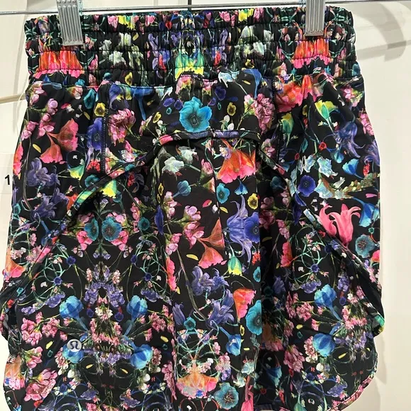 (6574) NWT Lululemon Hotty Hot High-Rise Skirt Sz 2