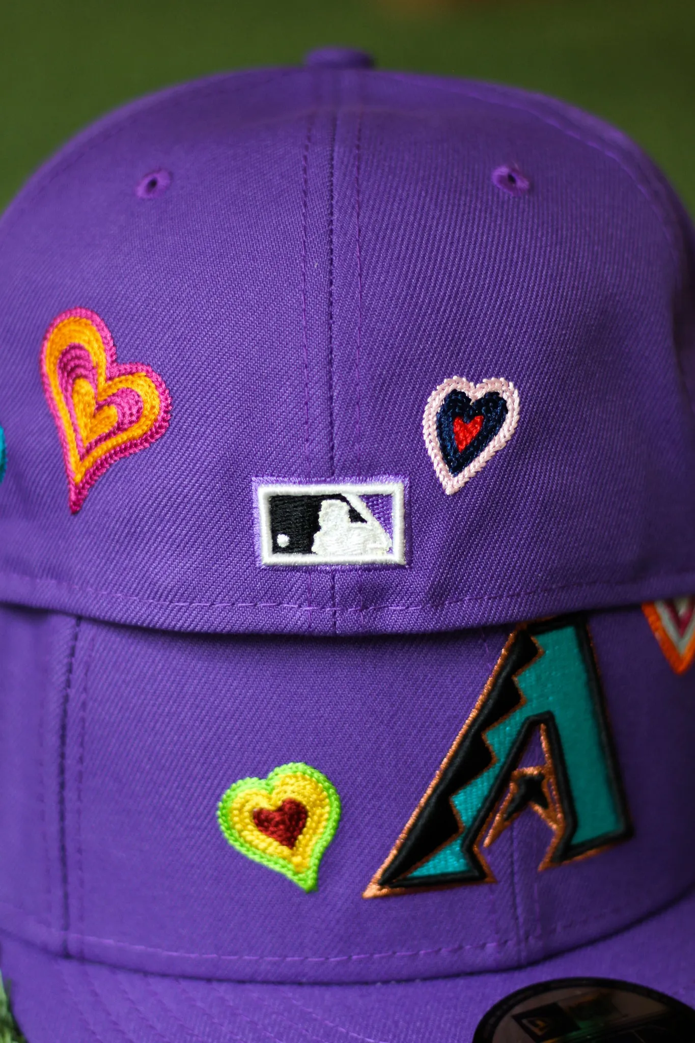 ARIZONA DIAMONDBACKS CHAIN STITCH HEART FITTED W/ PINK UNDER VISOR