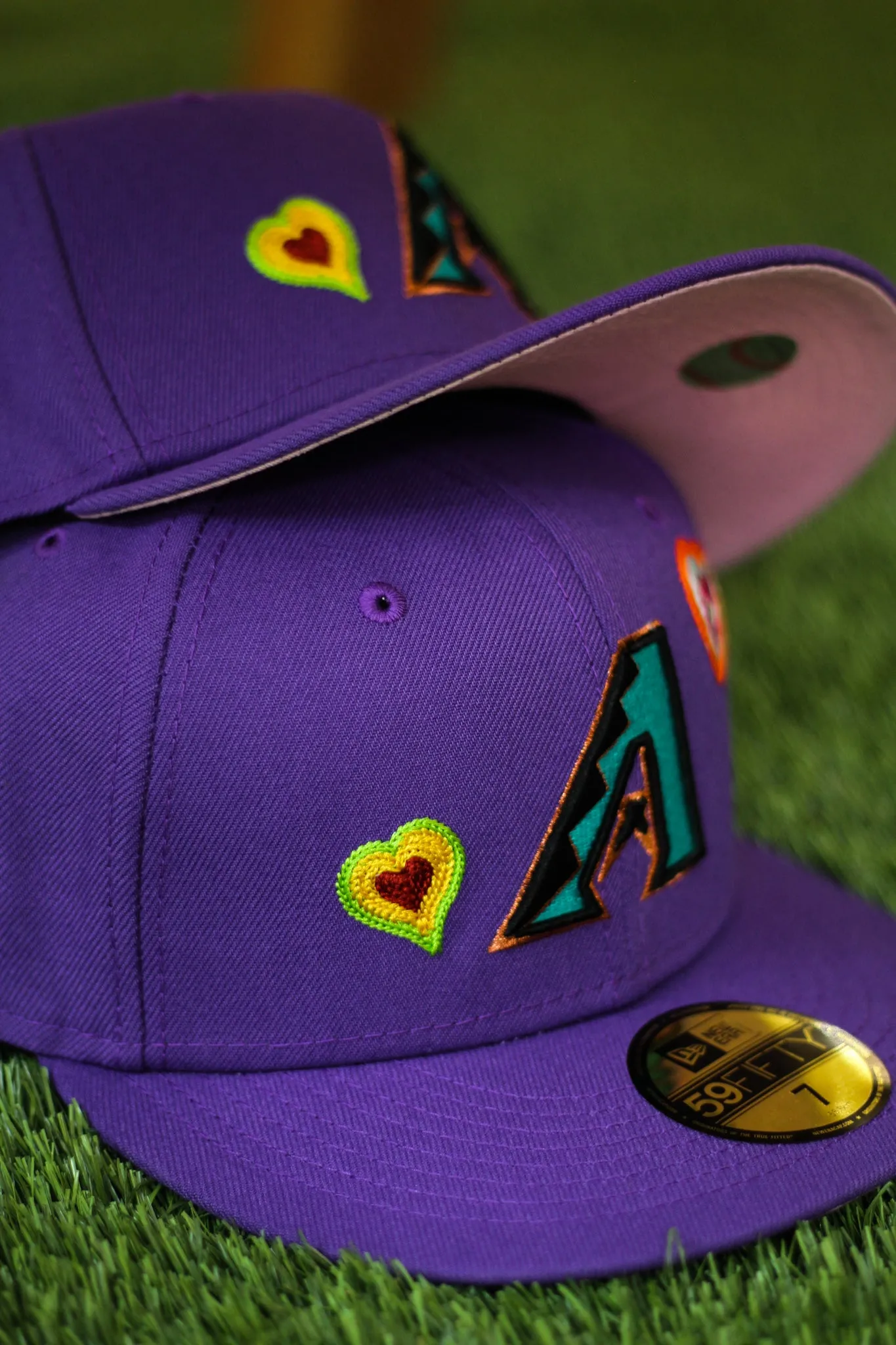 ARIZONA DIAMONDBACKS CHAIN STITCH HEART FITTED W/ PINK UNDER VISOR