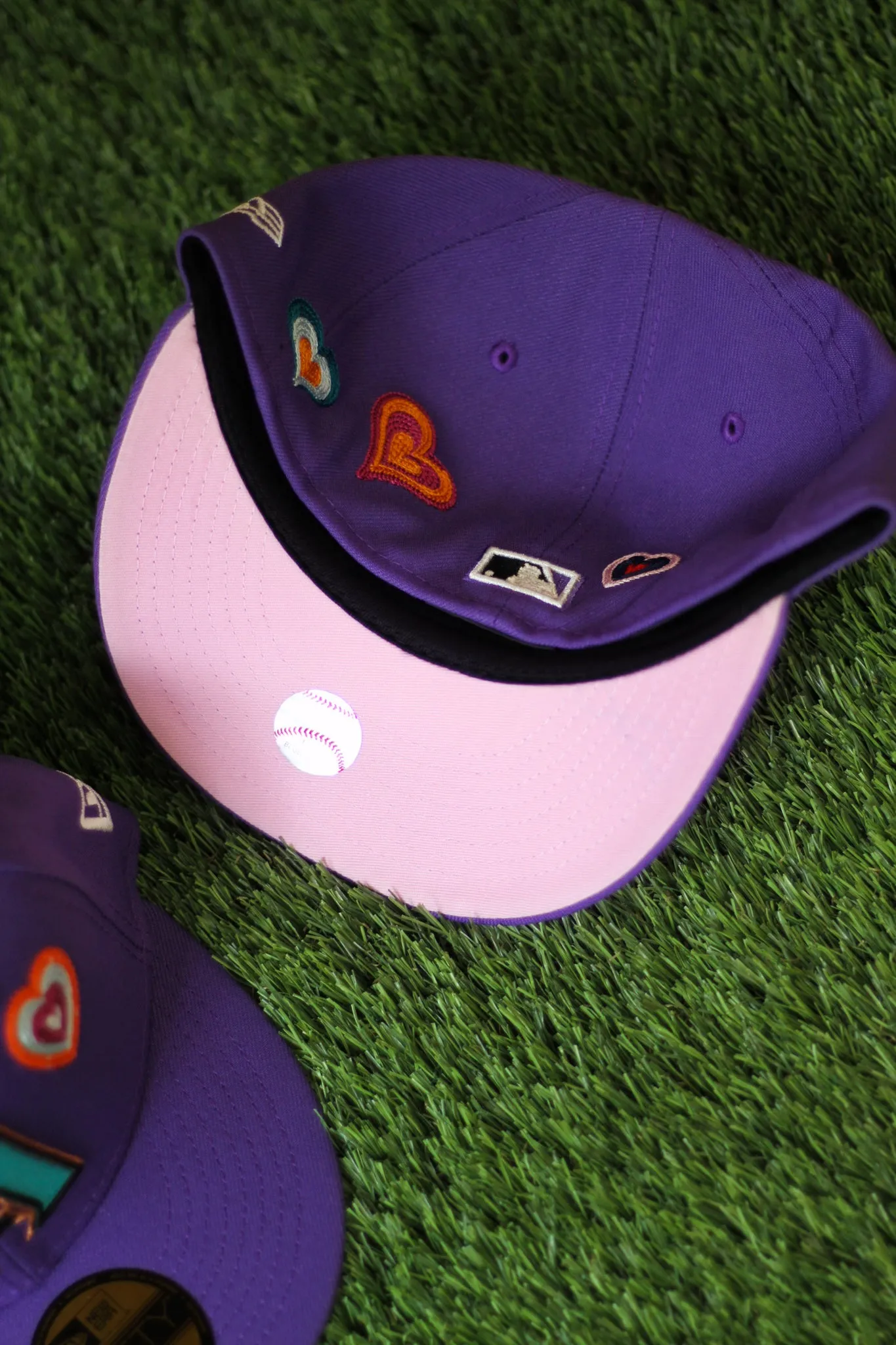 ARIZONA DIAMONDBACKS CHAIN STITCH HEART FITTED W/ PINK UNDER VISOR