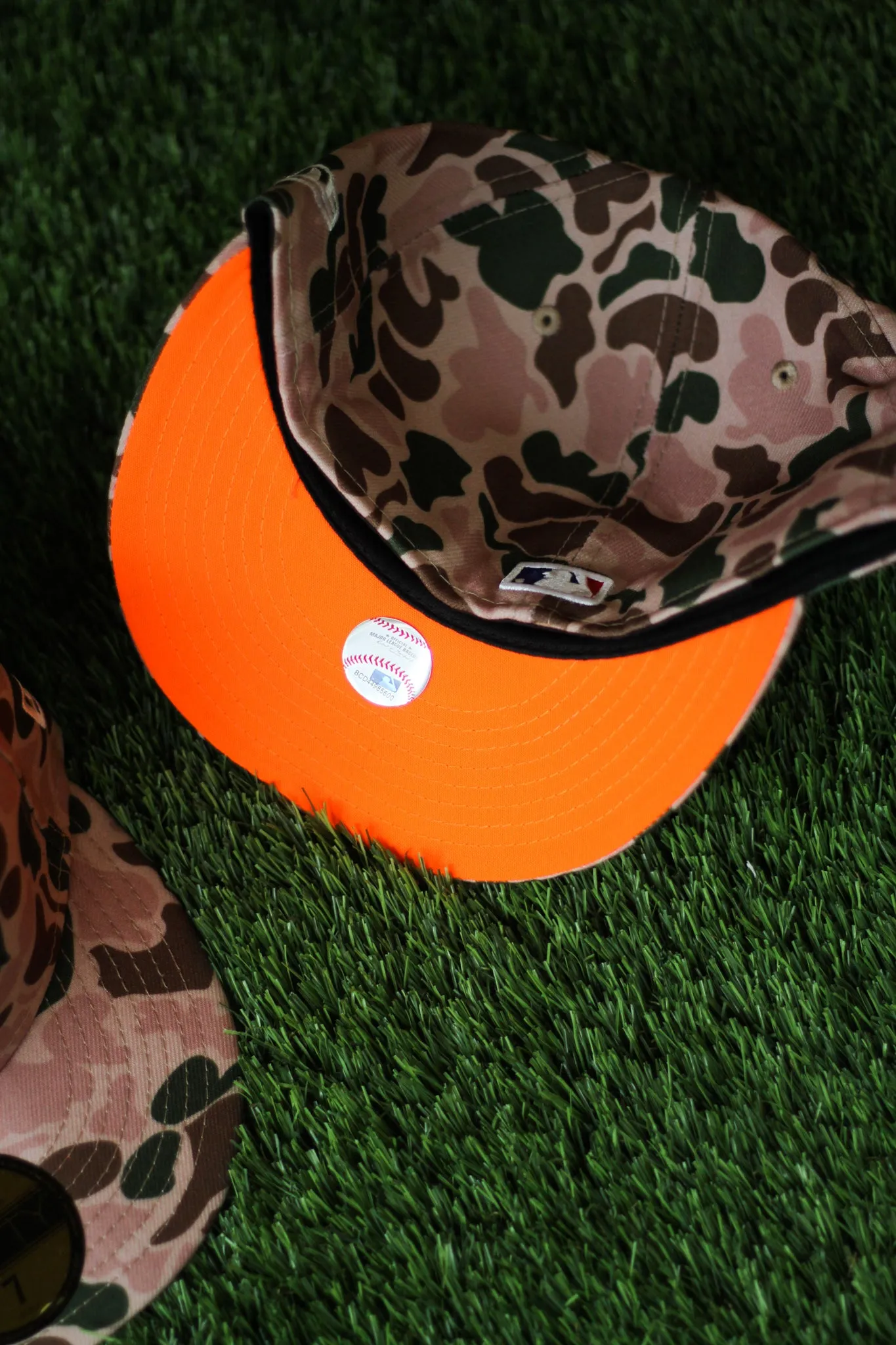 OAKLAND ATHLETICS DUCK CAMO FITTED W/ ORANGE UNDER VISOR