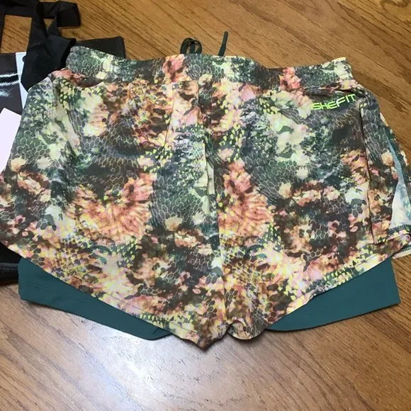 SheFit 2 in 1 Running Shorts Green Conquer and Print Size M NWT
