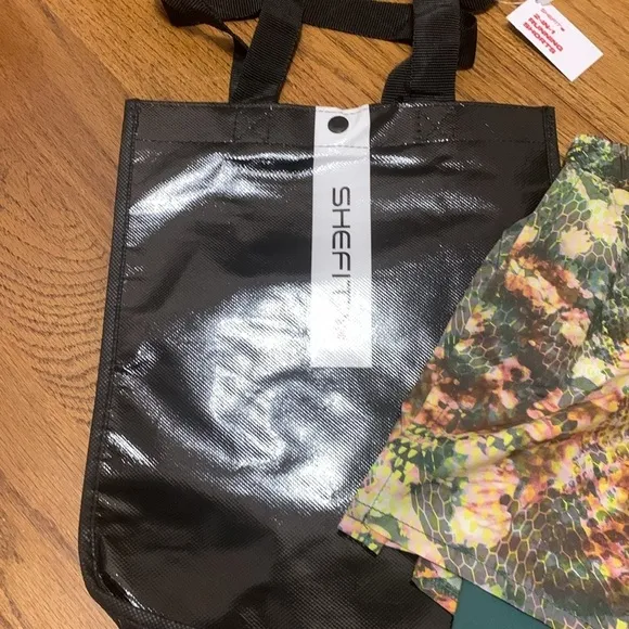SheFit 2 in 1 Running Shorts Green Conquer and Print Size M NWT