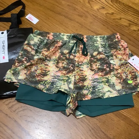 SheFit 2 in 1 Running Shorts Green Conquer and Print Size M NWT