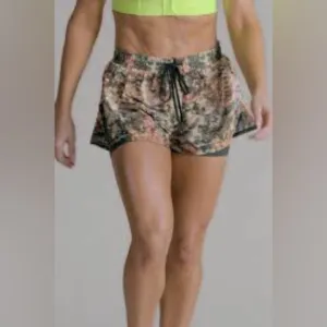 SheFit 2 in 1 Running Shorts Green Conquer and Print Size M NWT
